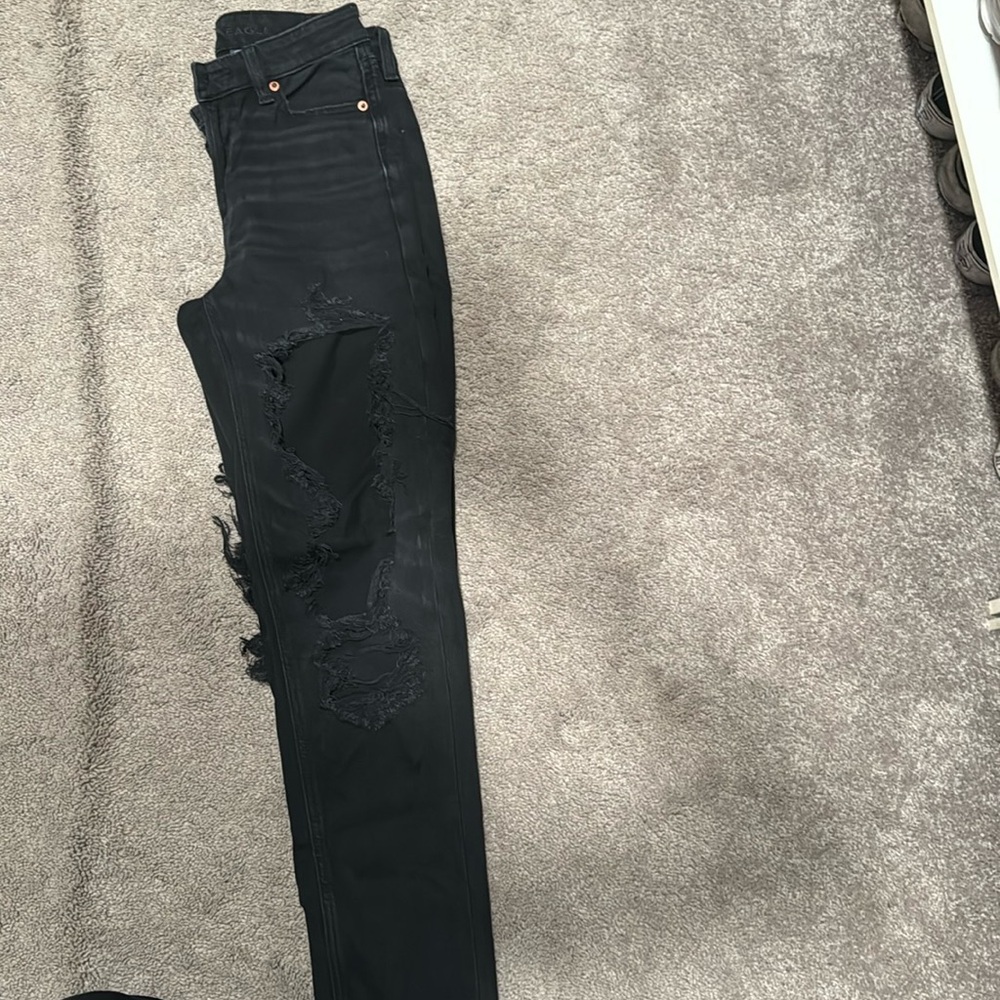 American Eagle distressed Mom Jean. High rise